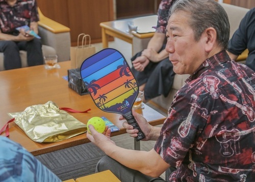 5:（画像）ピックルボールのラケットをお土産でいただきました