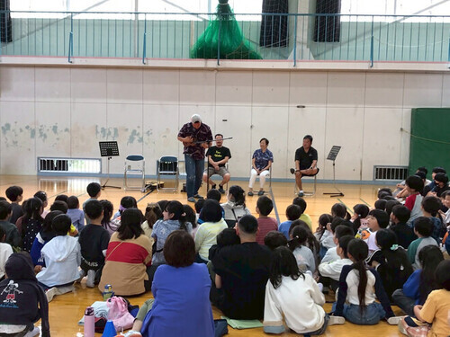 4:ウクレレの音色に聞き入る小出小学校の児童たち