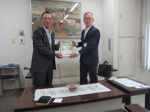 1:（画像）岡本重雄委員長より教育長へ『農業とわたしたちのくらし』の贈呈