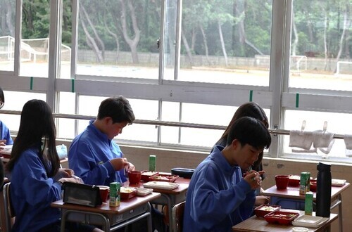 5:給食を食べる生徒たち