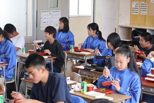 6:給食を食べる生徒たち