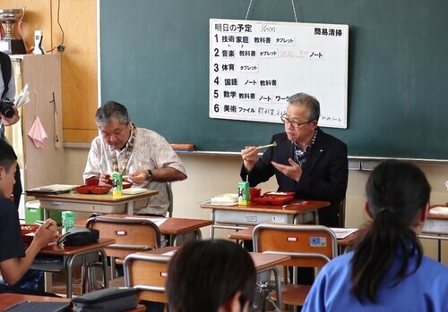 7:この日は竹内教育長、白鳥教育総務部長も生徒たちと一緒に給食を食べました。