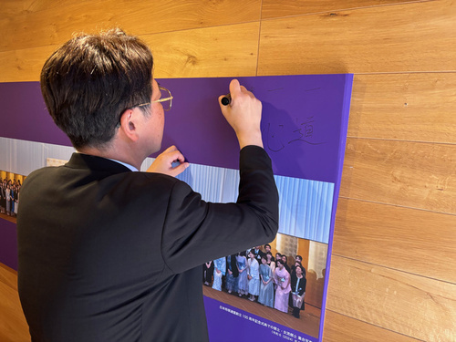 3:（画像）展示パネルにサインをいただきました