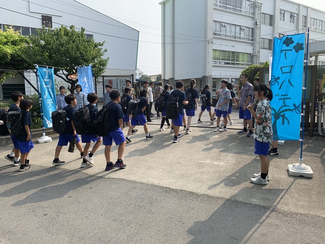 1:朝の挨拶キャンペーンでは「アローハ」の元気なあいさつ！