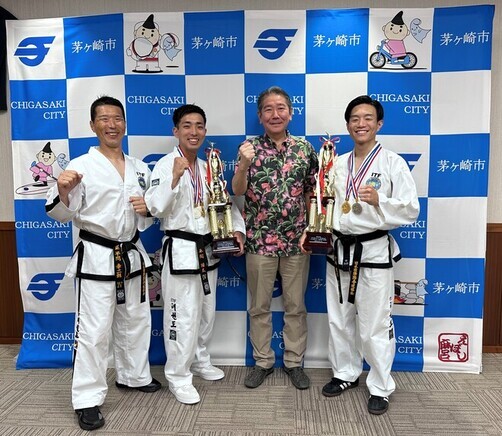 3:（画像）市長と記念撮影（左から平間章二朗さん、平間陽太さん、市長、中川友太さん）