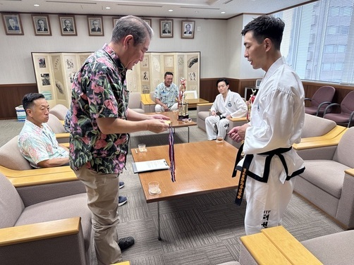 2:（画像）全日本テコンドー選手権大会のメダルを手にする様子