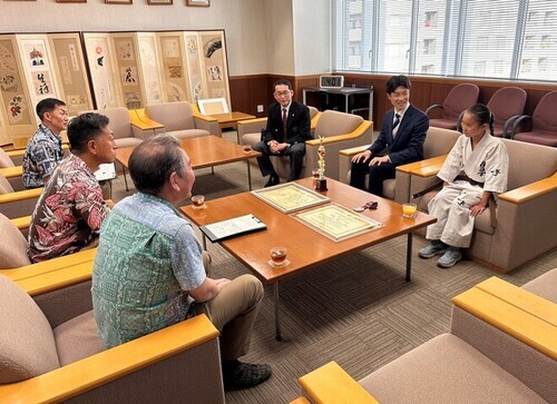 1:（画像）市長と歓談する様子