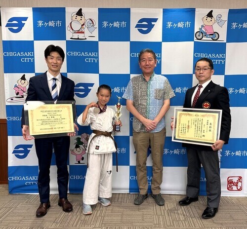 4:（画像）左からお父様、井上華穂さん、市長、極真会館神奈川西湘支部福田支部長
