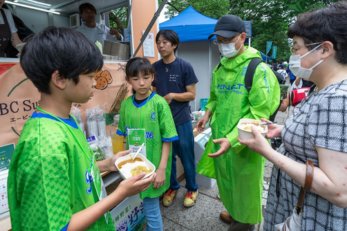 3:（画像）スタジアムでの販売も子どもたちが行いました。