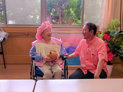 (画像)令和7年7月11日　「百寿お祝い訪問」で市長が訪問し、お祝いしました！