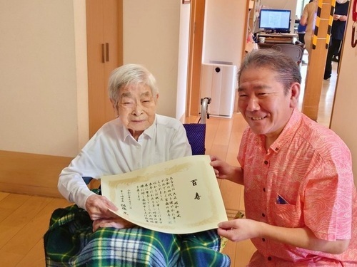 3:（画像）お祝い状を贈呈しました。