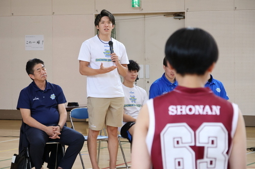 4:（画像）生徒からの質問に答える内田選手