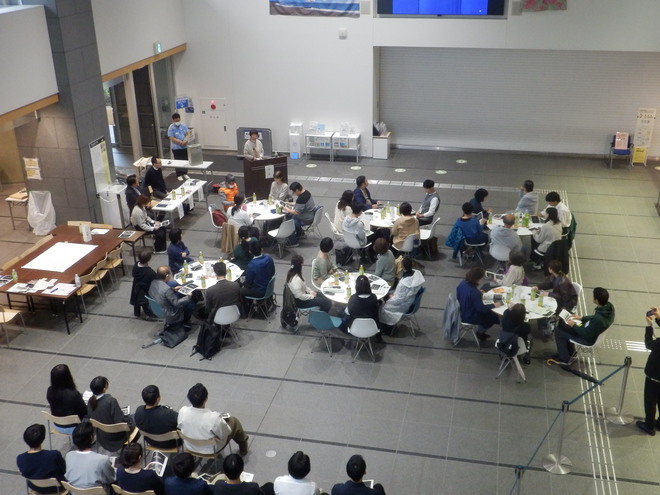 市役所1階ふれあいプラザにて討議を実施