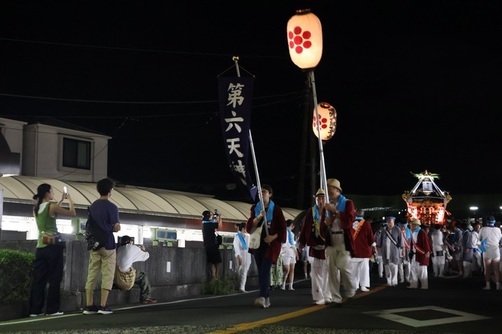 1:（画像）各神社から会場を目指して神輿を担ぎます