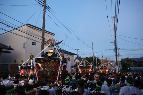 2:（画像）同じ地区の神輿が揃う場面も！