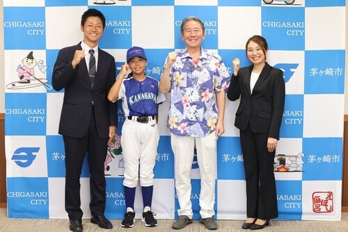 4:（画像）市長と記念撮影（左からお父様、橋口綺音さん、市長、お母様）