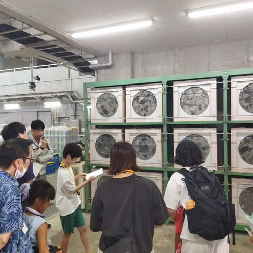 2:（画像）色んな種類のコンクリートを見学