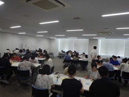 1:（画像）学生と職員とがグループに分かれて話し合います