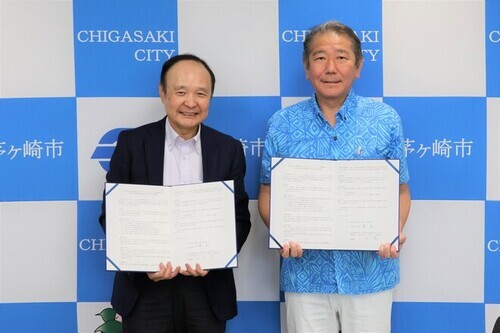 3:（画像）記念撮影（左：日本リテンション・マネジメント普及協会代表理事　山本寛様、右：佐長市長）