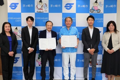 4:（画像）記念撮影（中央：佐長市長、その他：日本リテンション・マネジメント普及協会の方々と）