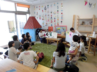 写真：絵本の読み聞かせを聞く子どもたち1