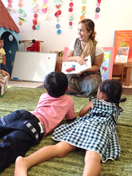 写真：絵本の読み聞かせを聞く子どもたち2