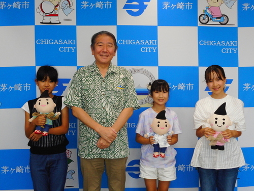 (画像)令和7年8月21日　「ちがさき・さむかわこどもファンド」のこども審査員が市長を表敬訪問