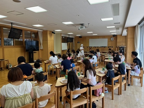 5:（画像）みんなで楽しく味わう学校給食のひととき
