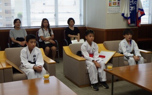1:（画像）市長と歓談する様子