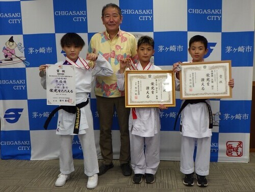 2:（画像）市長と記念撮影（左から小西蒼司君、市長、津久井希海君、久積誠介君）