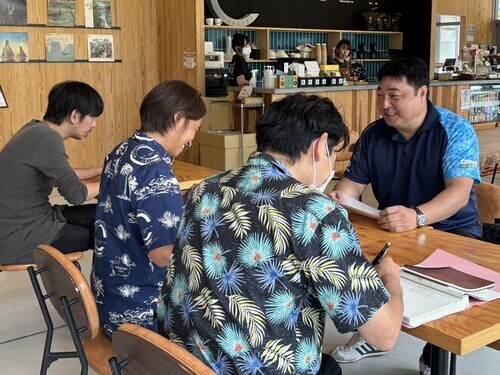 2:（画像）本番前の打合せ。和やかな雰囲気の中、番組内容を確認しています