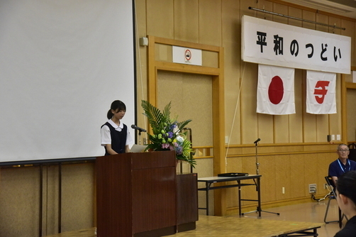 3:（画像）平和大使が広島で経験したことを報告する作文を朗読しました