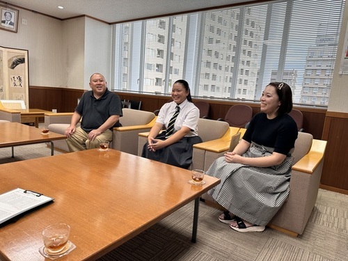 1:（画像）市長と歓談する様子（相澤 柚芭さんと同席したご両親）