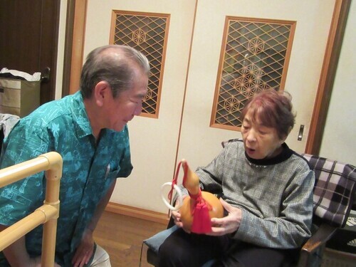 2:（画像）祝状と一緒に、湘南ひょうたん会のひょうたんをお渡ししています。
