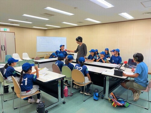 2:(画像)緊張しながらもソフトボールの魅力を伝えてくれました