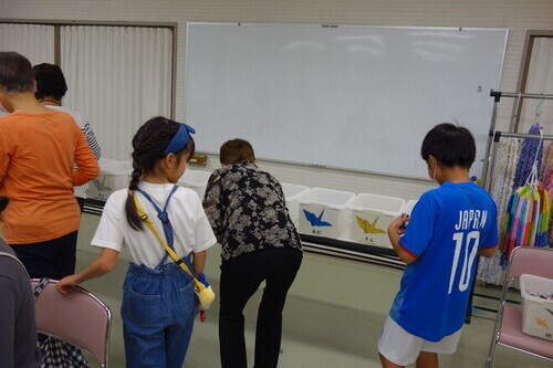6:折った鶴は色ごとに分け、千羽鶴になります