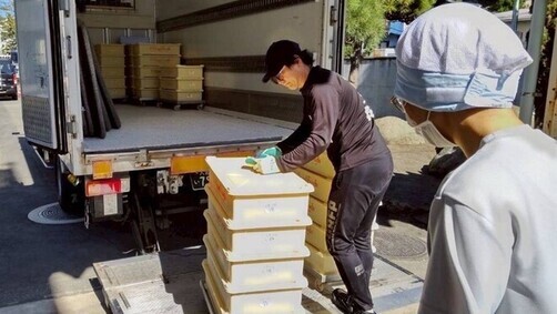 2:(画像)民間調理場よりランチボックス給食が配送される様子