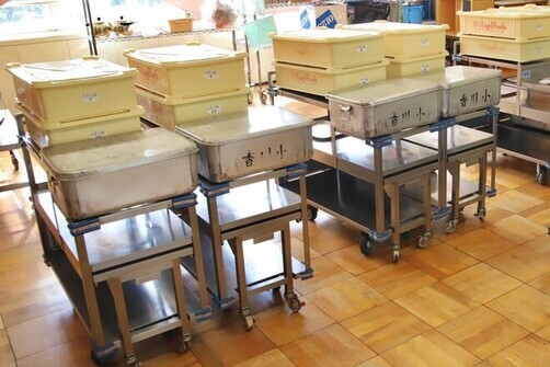 3:(画像)各階の配膳室に運ばれたランチボックス給食