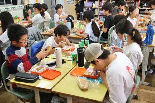 5:ランチボックス給食を食べる子供たち