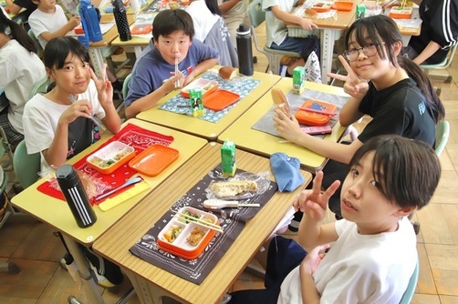 6:ランチボックス給食を食べる子供たち