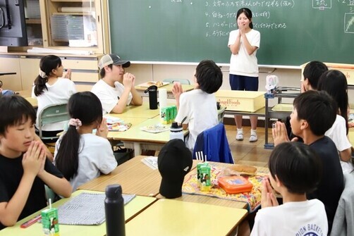 7:給食当番さんの合図で「ごちそうさま!」大きな声が教室に響き渡っていました。