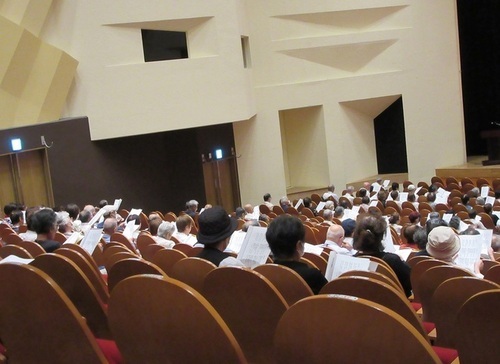 5:（画像）「歌声サロン チーパッパ」の演奏に合わせ、皆で歌います！