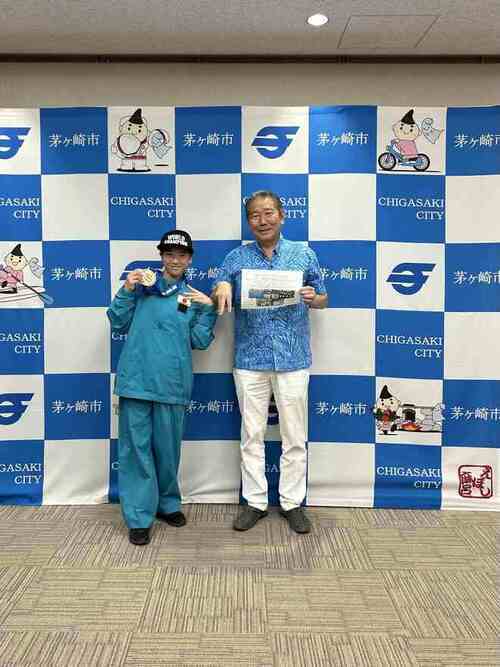 1:（画像）市長とMONSOON!ポーズで記念撮影