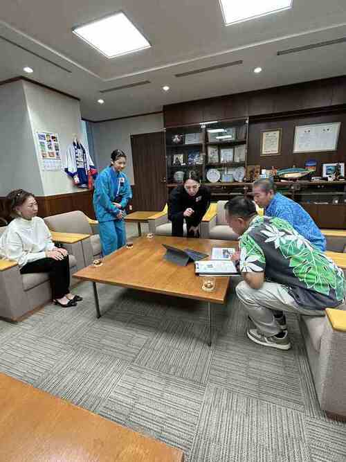 3:（画像）大会の動画を見ながらの歓談