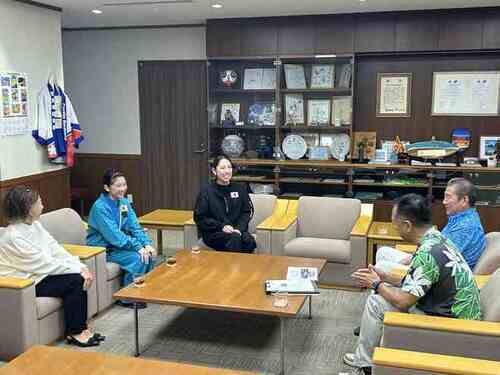 4:（画像）市長と歓談する様子