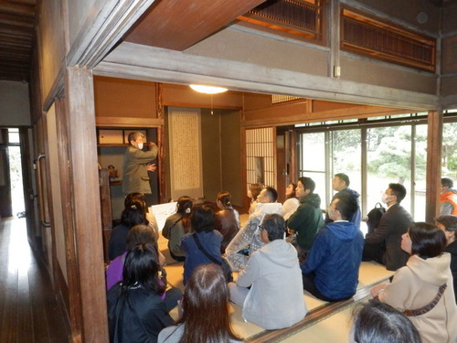 1:（画像）藤間家について説明を受けます