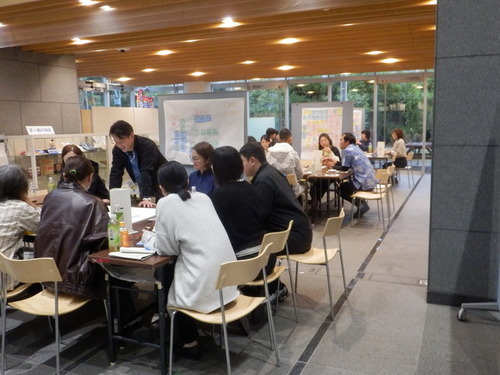 4:（画像）各グループ活発な討議が行われます