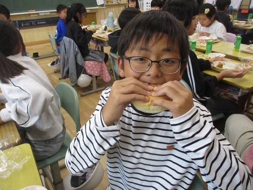 1:（画像）モチコチキンサンドにして食べるのも美味しいです