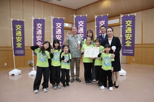 4:（画像）交通安全協力団体「CREAM SODA Dance School」の皆さんとの写真