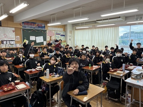 8:（画像）「美味しかったよ」のシャカサイン